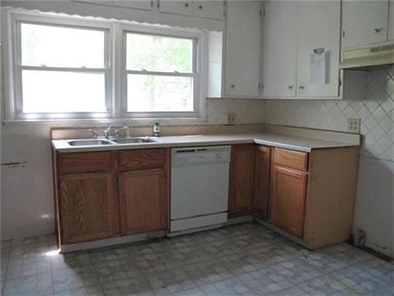 3rd image of 6401 Rowland Ave