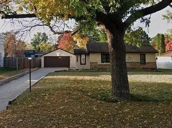 2138 Oakwood Dr, Mounds View, MN 55112