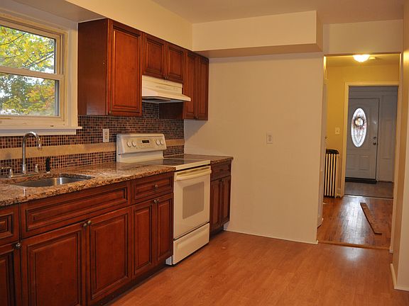 2nd image of 32 W 10th St
