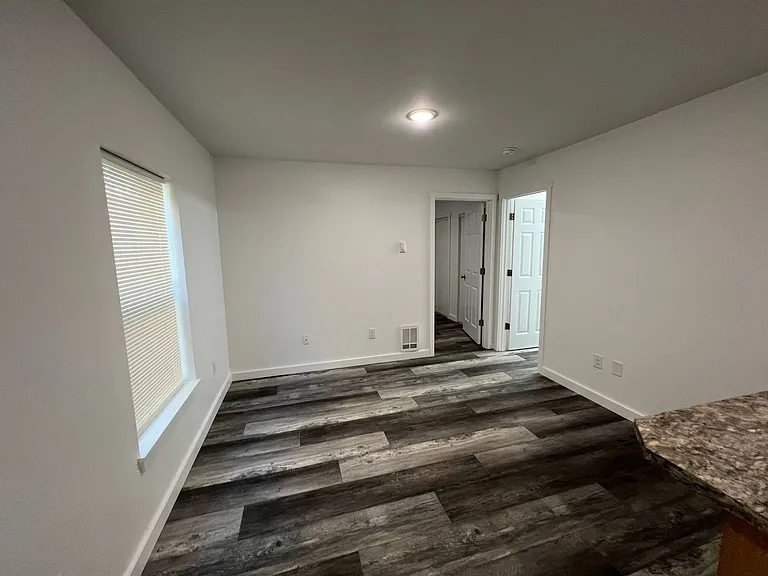 583 N Main St — Photo 8