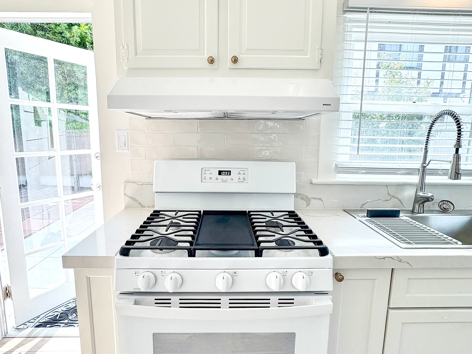 1 bed, 584 sqft, $3,500 — Photo 3