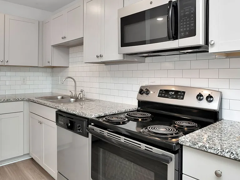 Towncrest Apartments — Photo 11