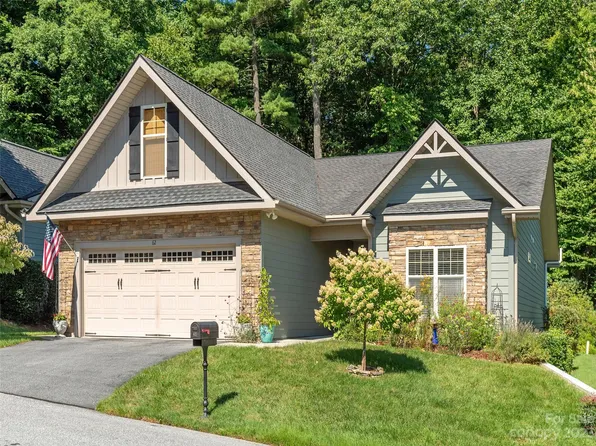 62 Walden Pond Dr, Hendersonville, NC 28791