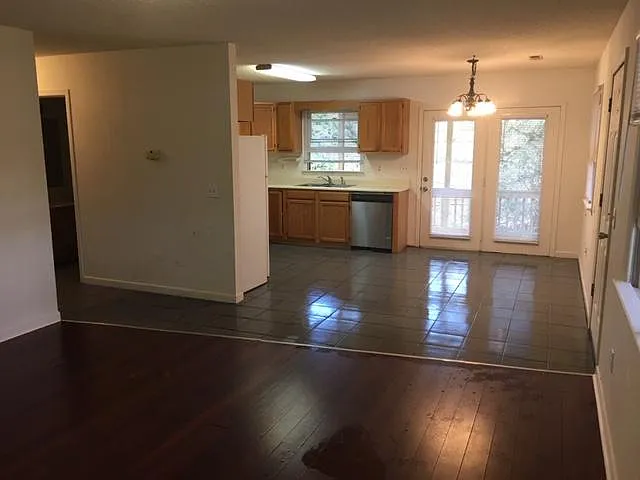 307 E Rogers St — Photo 3