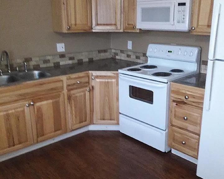 Cottonwood Manor Apartments - Albany OR - Kitchen