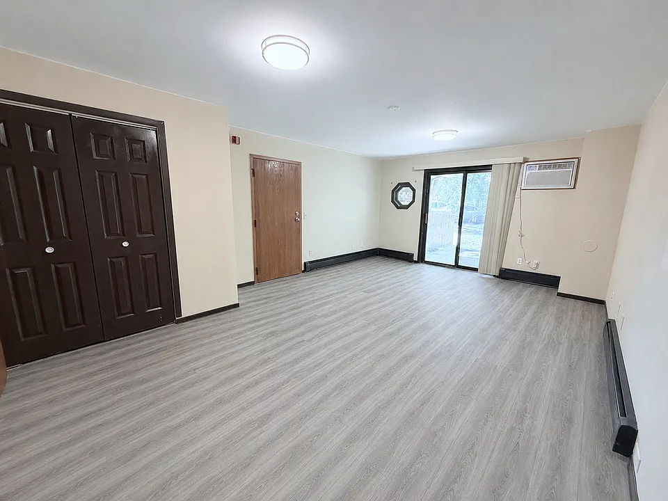7664 Woodlawn Dr