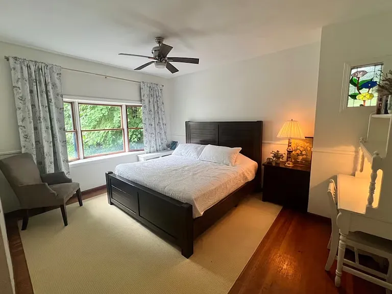 1566 Whitney Ave — Photo 8