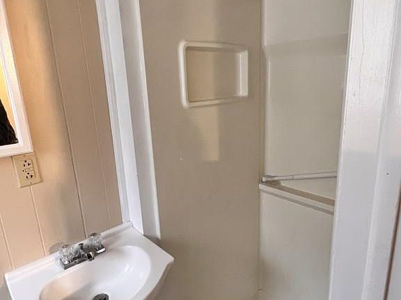4th image of 2 Albert Ln APT 3