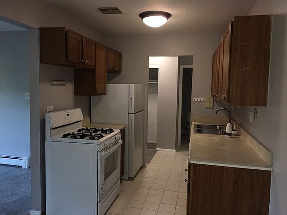 2nd image of 7S035 Suffield Ct APT 109C