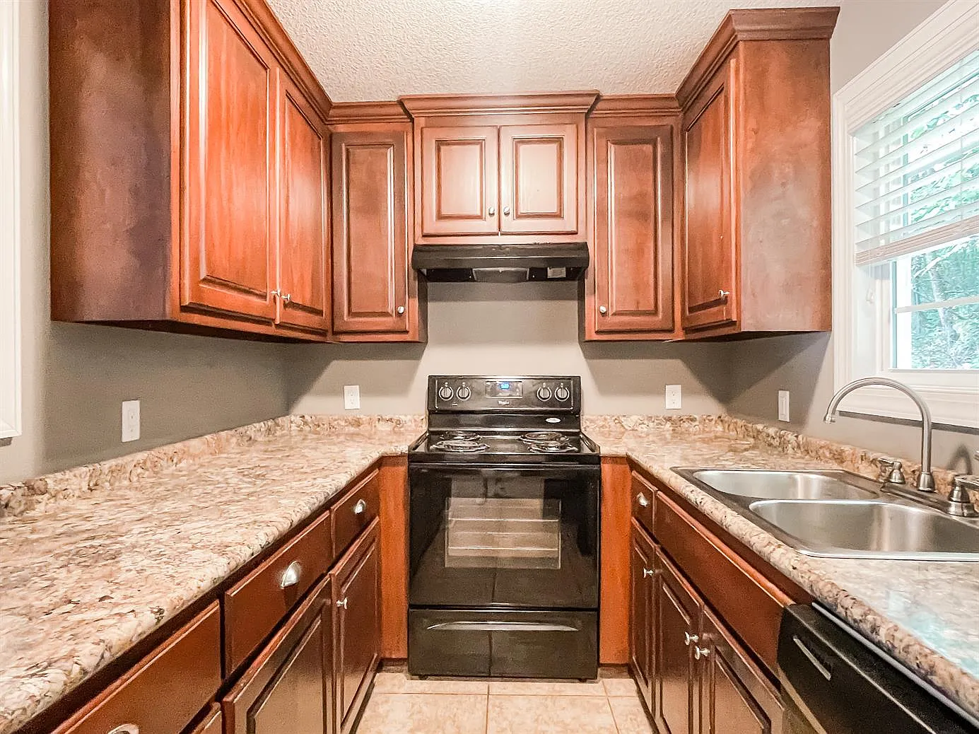 1631 Oxford Place — Photo 4