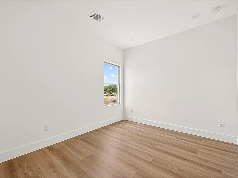 7422 Maxroy St — Photo 36