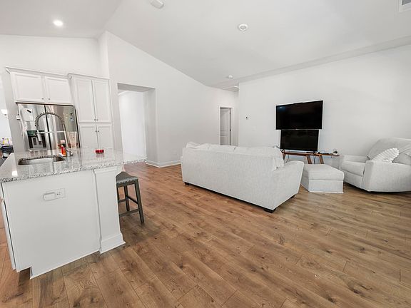 4th image of 2618 Goldfinch Dr.