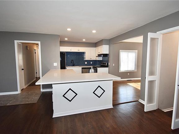 4th image of 9624 Grandview Dr