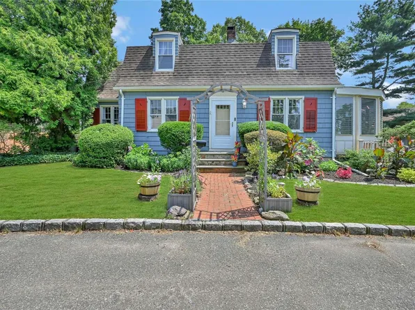 41 Mc Cue Lane, Babylon, NY 11702