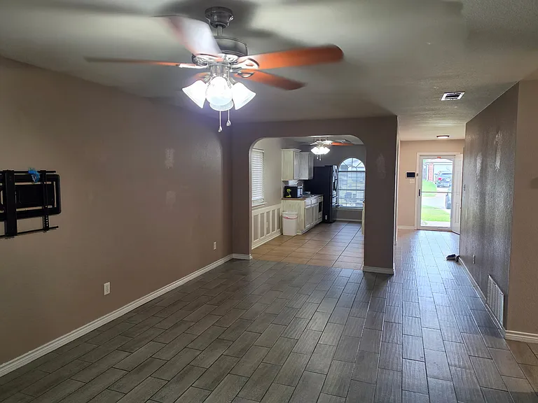 1210 Saddle Dr — Photo 2