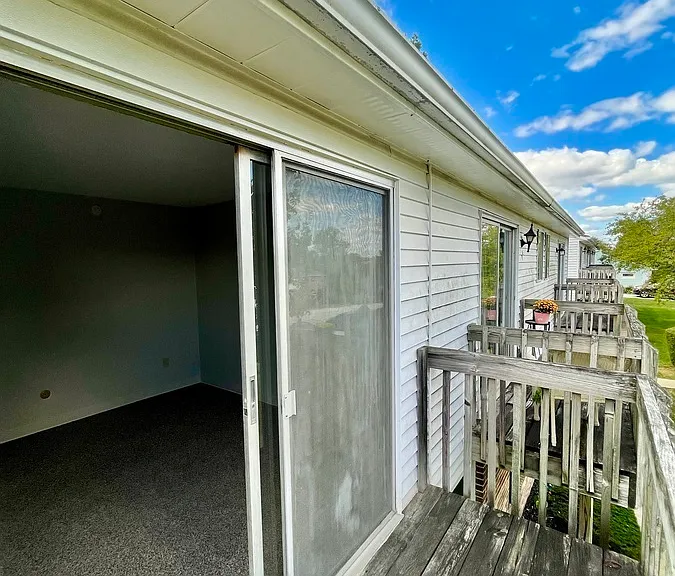 W Walnut St — Photo 11