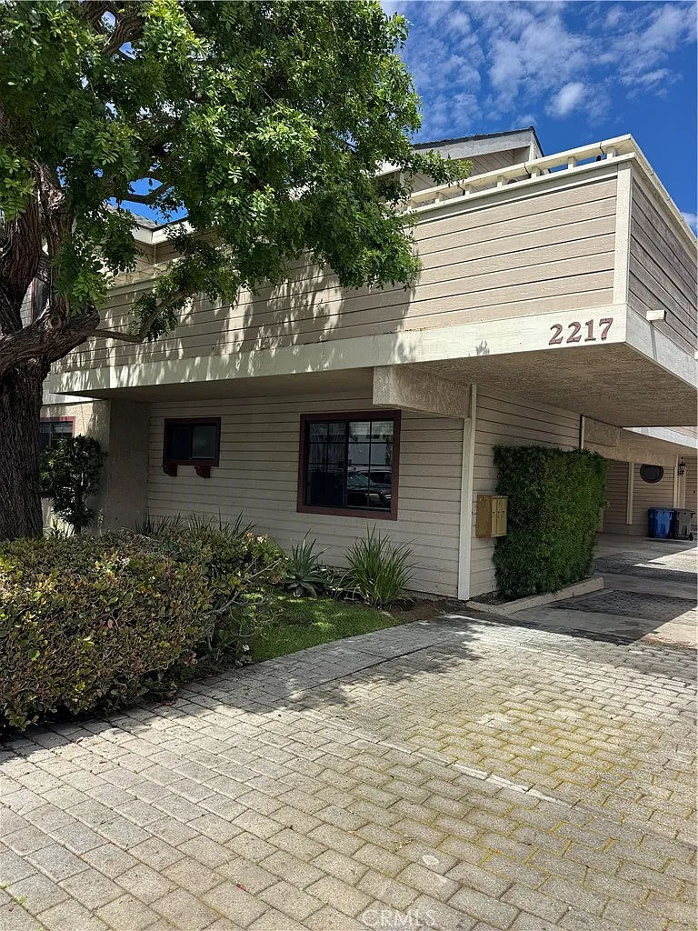 3 bed, 2.5 bath, 1640 sqft, $5,500 — Photo 2