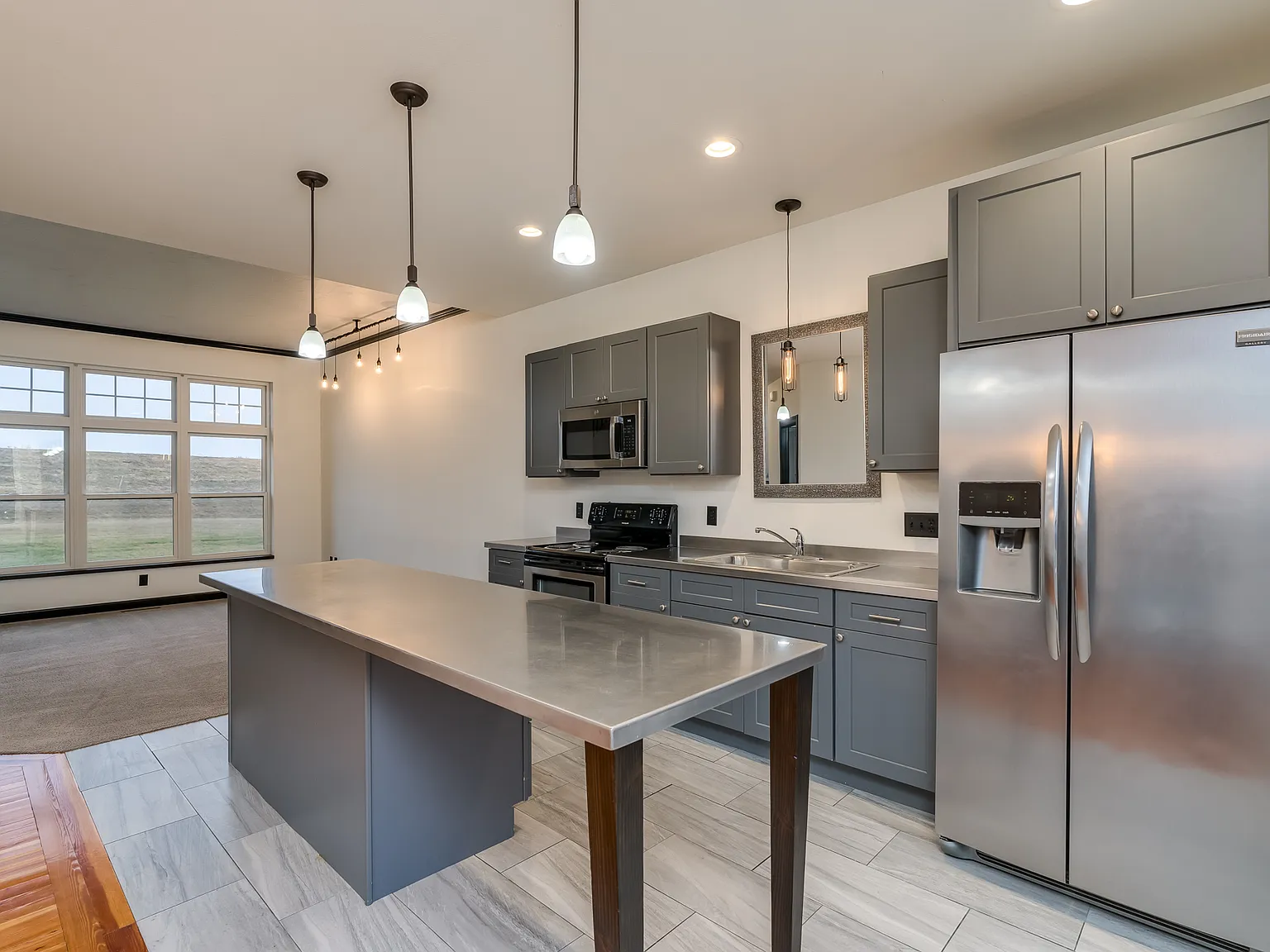 2 bed, 1.5 bath, 2200 sqft, $1,900 — Photo 4