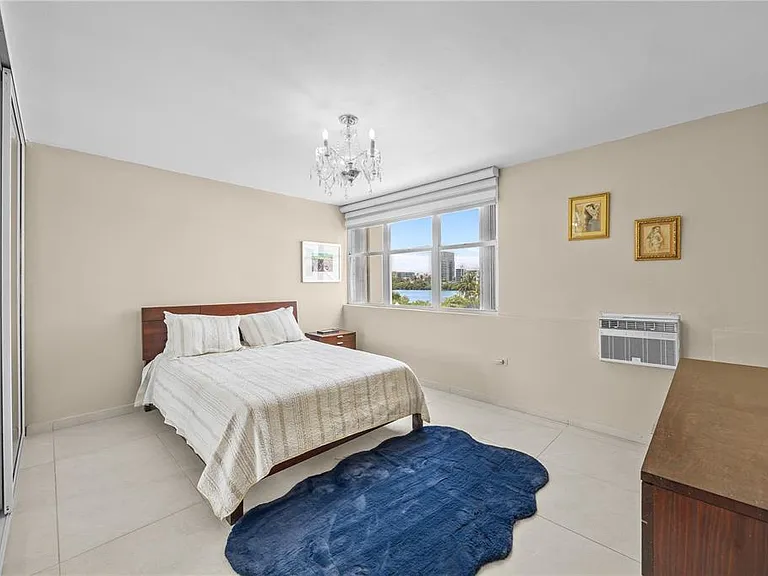 1035 Avenue Ashford #302 — Photo 14