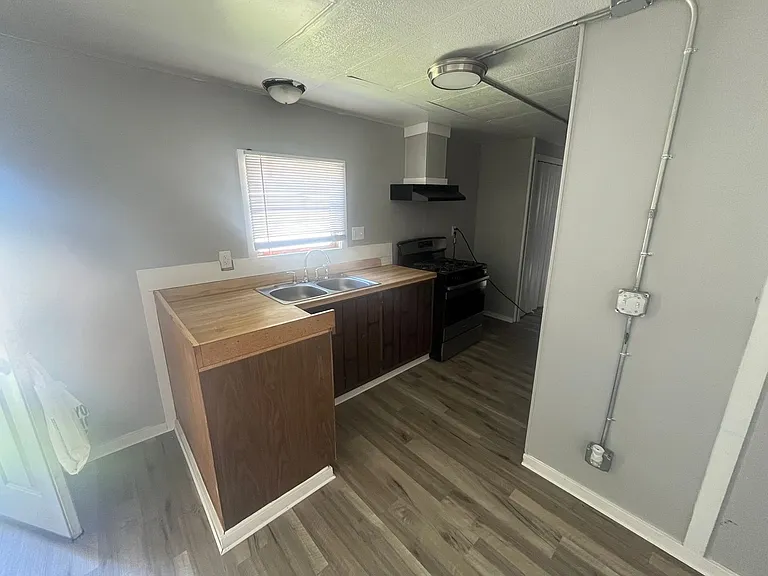 601 S Stewart St — Photo 7
