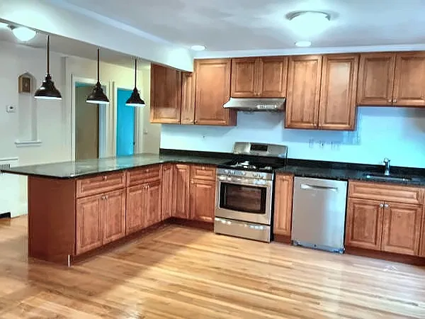 7 bed, $6,900 — Photo 2