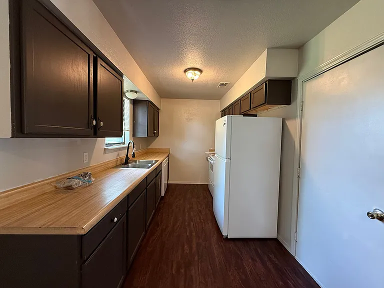 504 Highland Dr — Photo 10