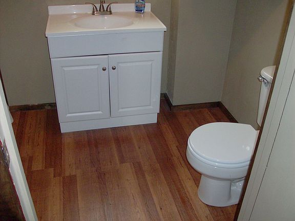 bath with nice vinyl floor