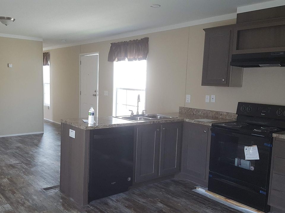 PRETTY OPEN KITCHEN W/ BRAND NEW APPLIANCES