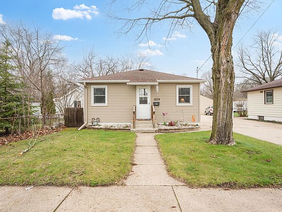 3rd image of 1539 4th St NE