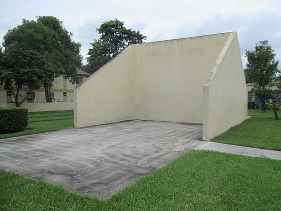 4th image of 112 Gardens Dr APT 104
