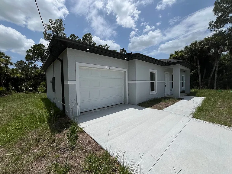 1248 Hillcrest St E — Photo 2