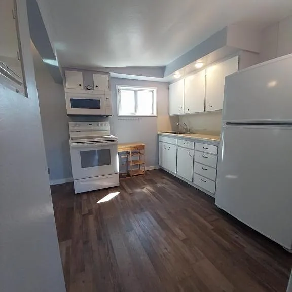 544 NW C St #B — Photo 12