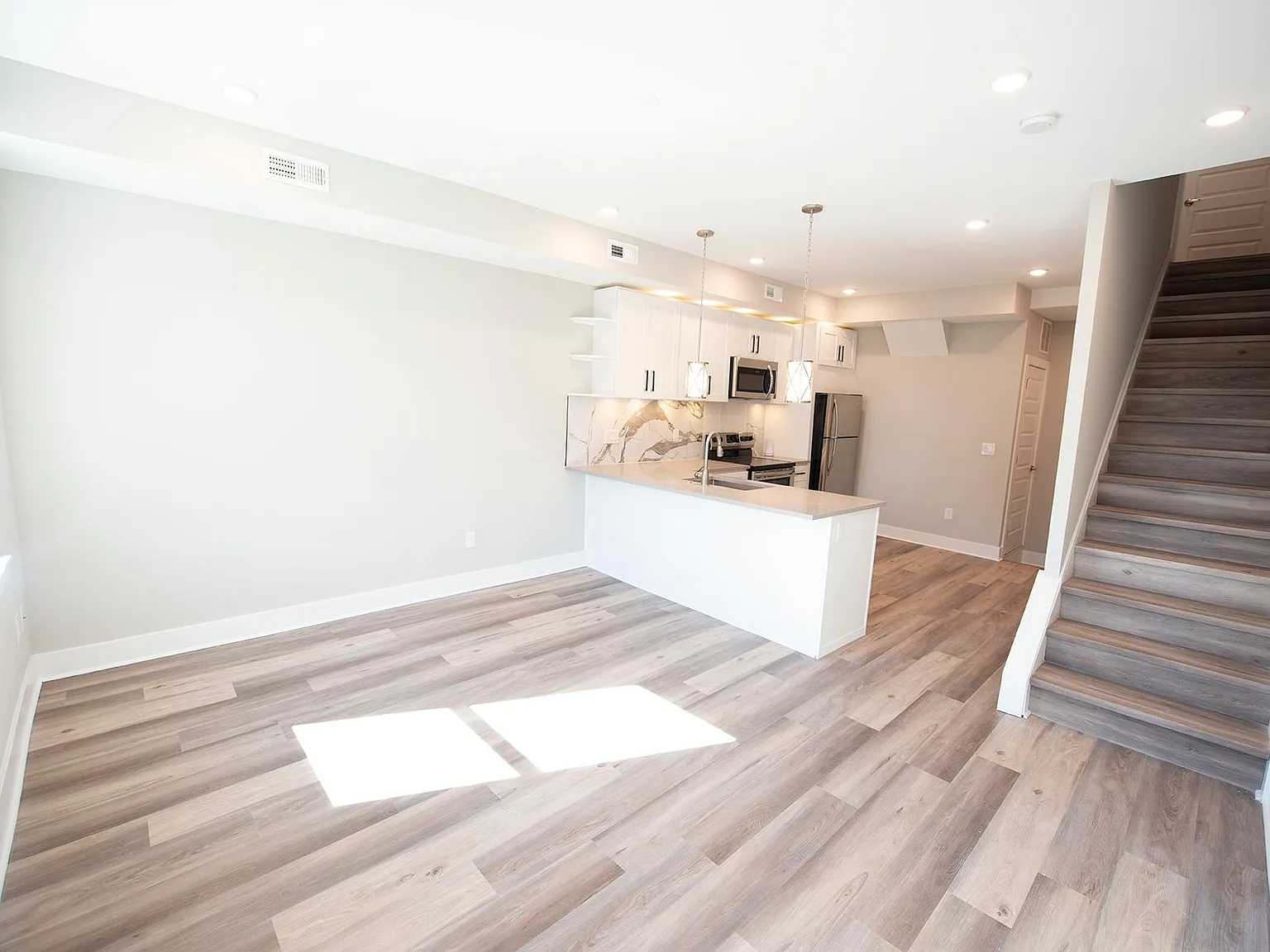 3 bed, 1250 sqft, $1,900 — Photo 3