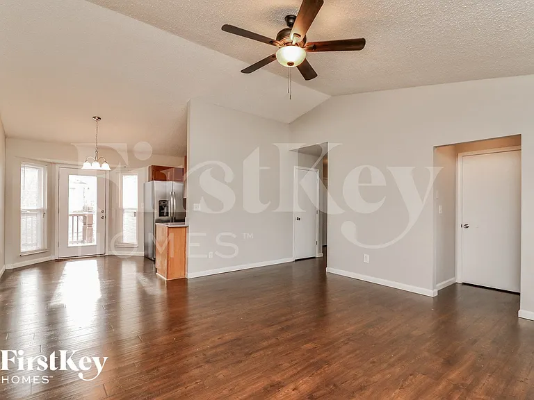 3114 Five Oaks Dr — Photo 4