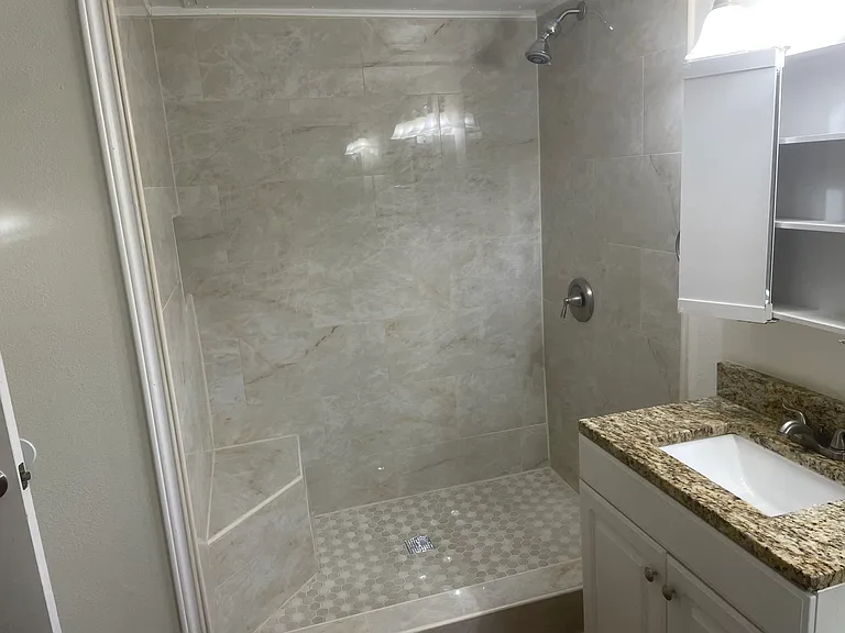 821 W Harwood Rd #D — Photo 7