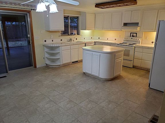 3rd image of 11121 SE 52nd Ct