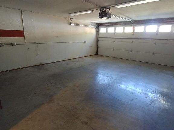 3rd image of 1605 NE Upper Dr
