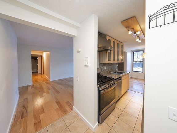 3rd image of 60 Shrewsbury Green Dr Unit B