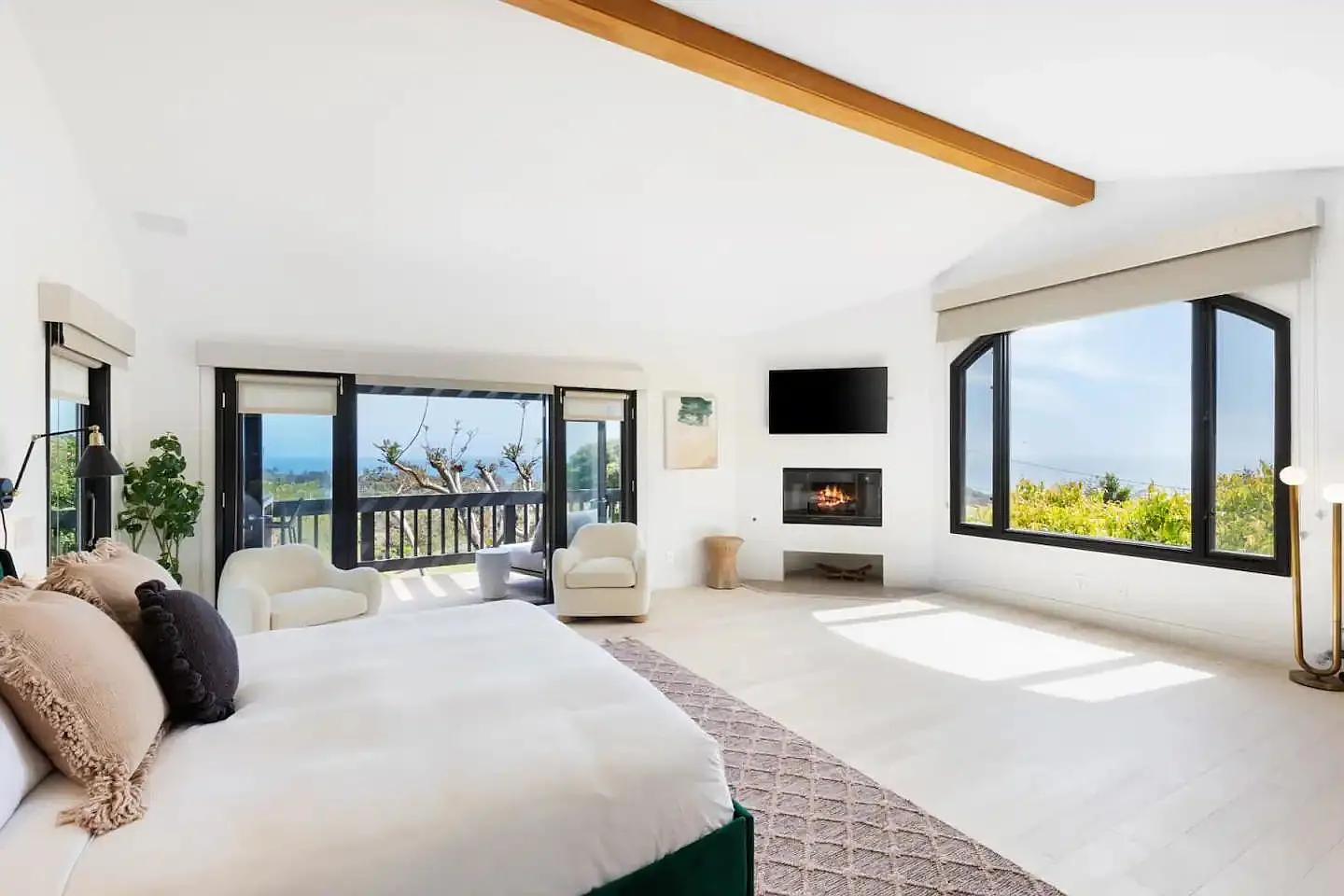 6 bed, 5.5 bath, 4535 sqft, $40,000 — Photo 3