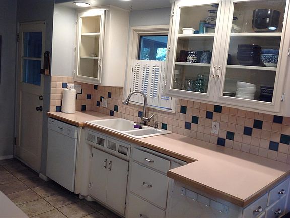 3rd image of 823 E Thurston Ave