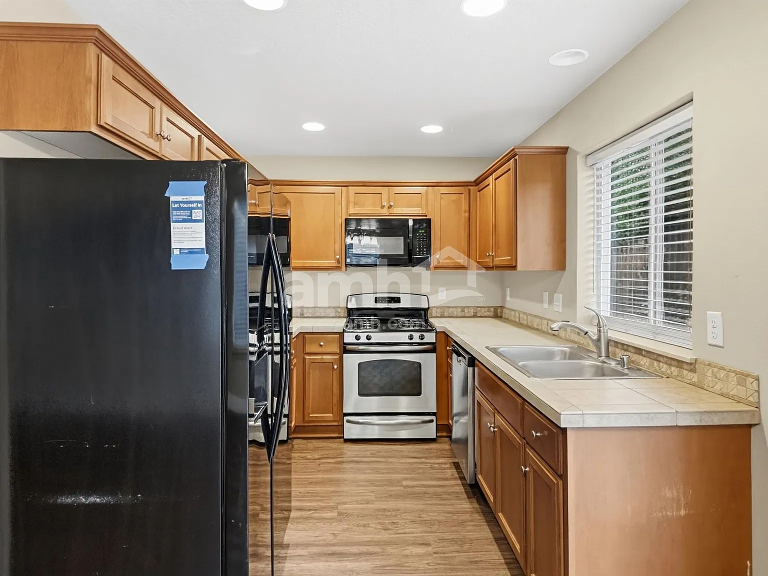 3 bed, 2.5 bath, 1612 sqft, $2,760 — Photo 3