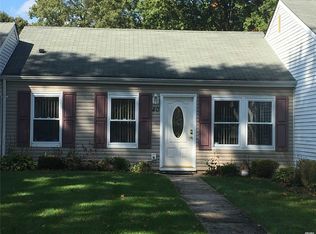 40 Freemont Ln, Coram, NY 11727