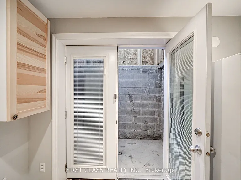 1905 Webster Blvd #BASEMENT — Photo 11