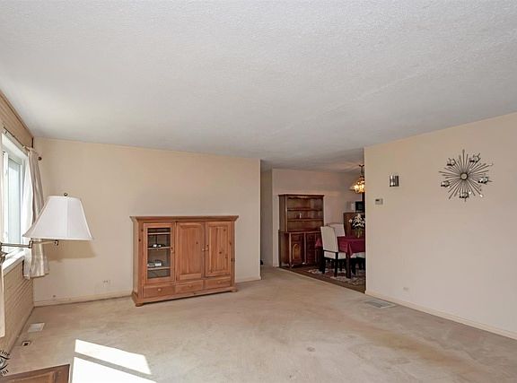 5th image of 8 Garden Dr APT 4