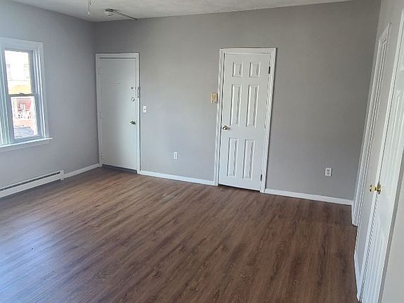 For example purposes only; color and style may vary slightly.