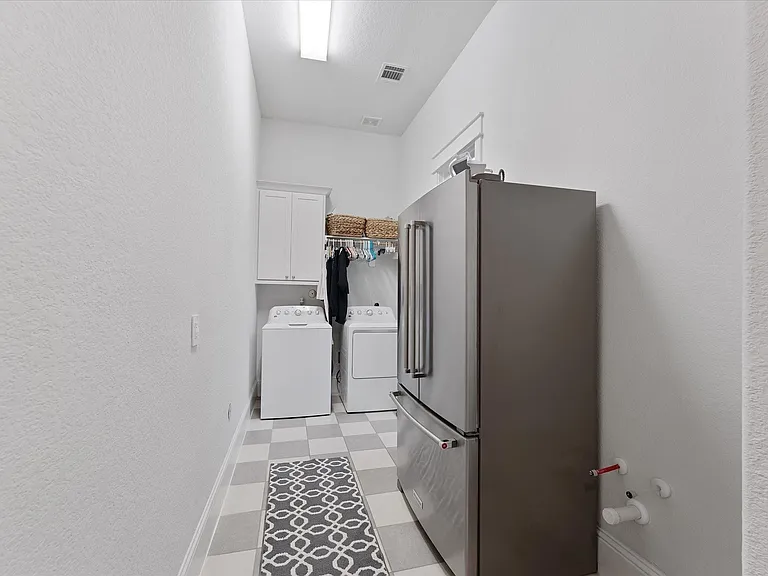 2221 Salt Grass Trl — Photo 16
