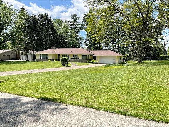 3rd image of 25 Meadowcrest Dr