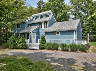 328 Canoe Brook Rd, Pocono Pines, PA 18350