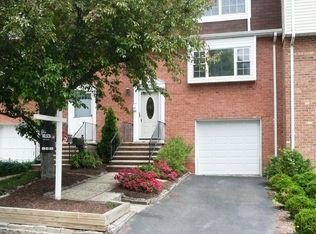 8 Catbird Ct, Lawrence Township, NJ 08648