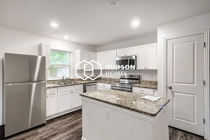 3 bed, 2.0 bath, 1298 sqft, $1,425 — Photo 3